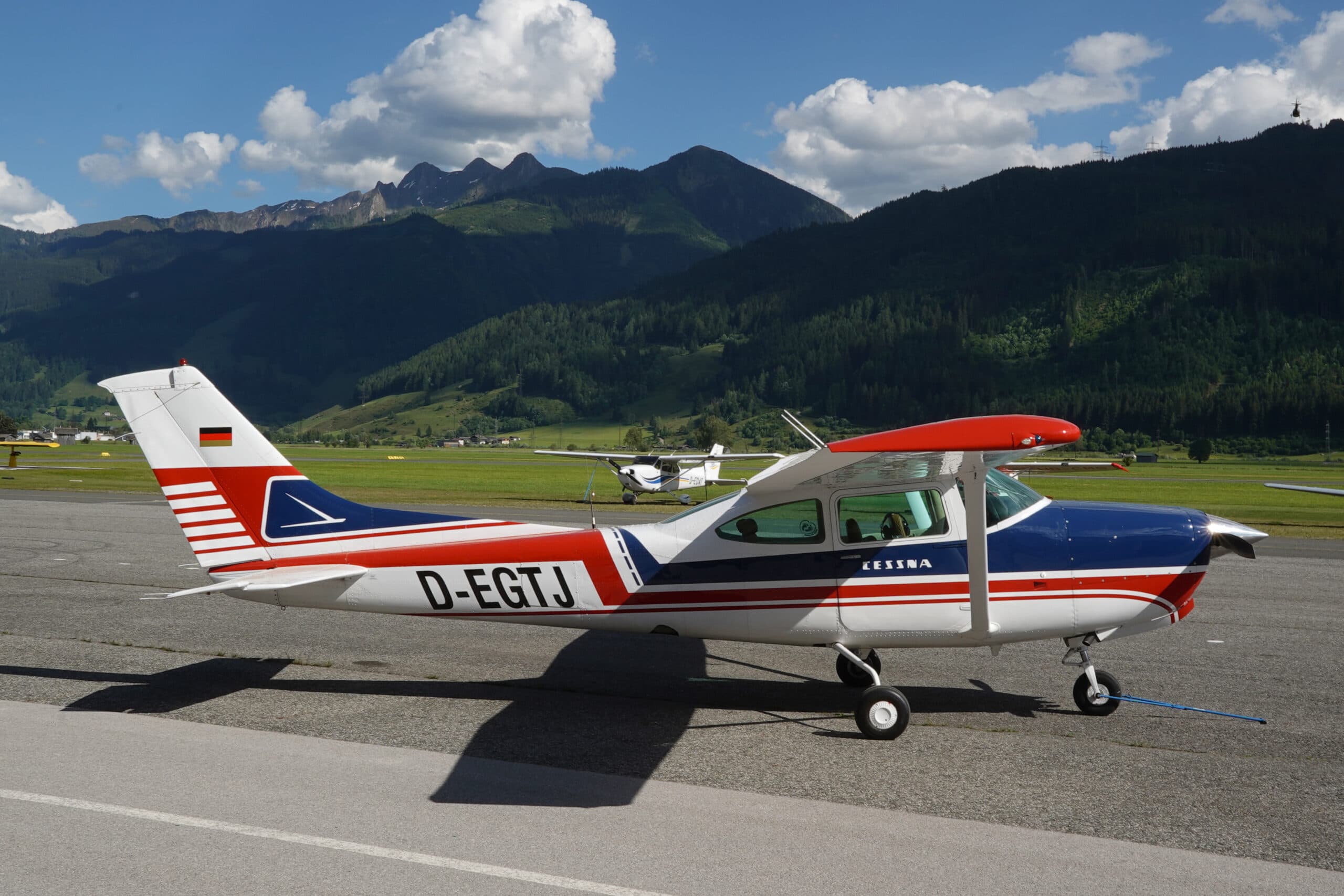 1980 Cessna 182RG, photograph 1