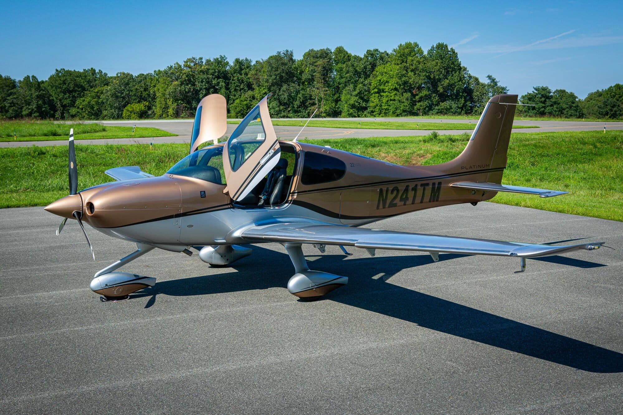 2016 Cirrus SR22 G5, photograph 1